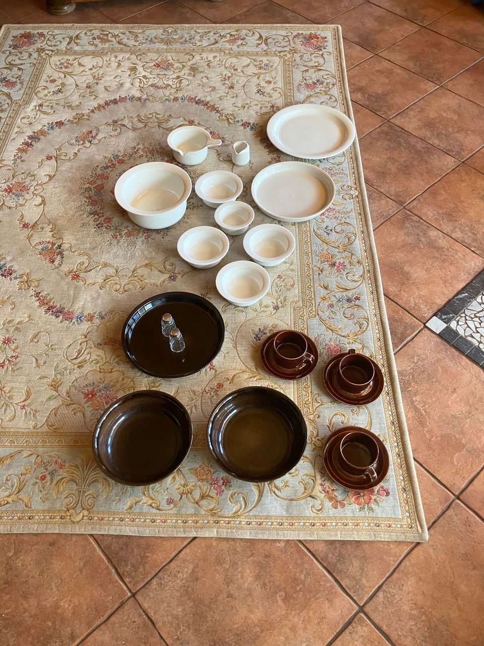 Erä Arabian ja Kermansaven astioita