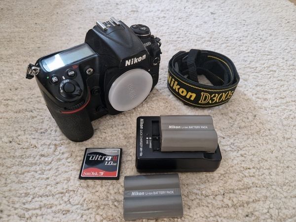 Nikon D300S järjestelmäkamera + akut ja muistikortteja