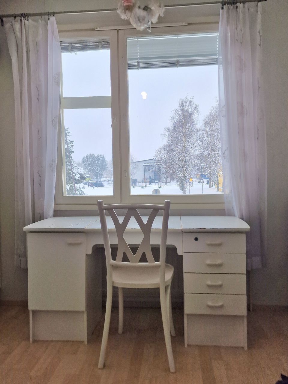 Upea ja kaunis valkoinen koulupöytä/työpöytä