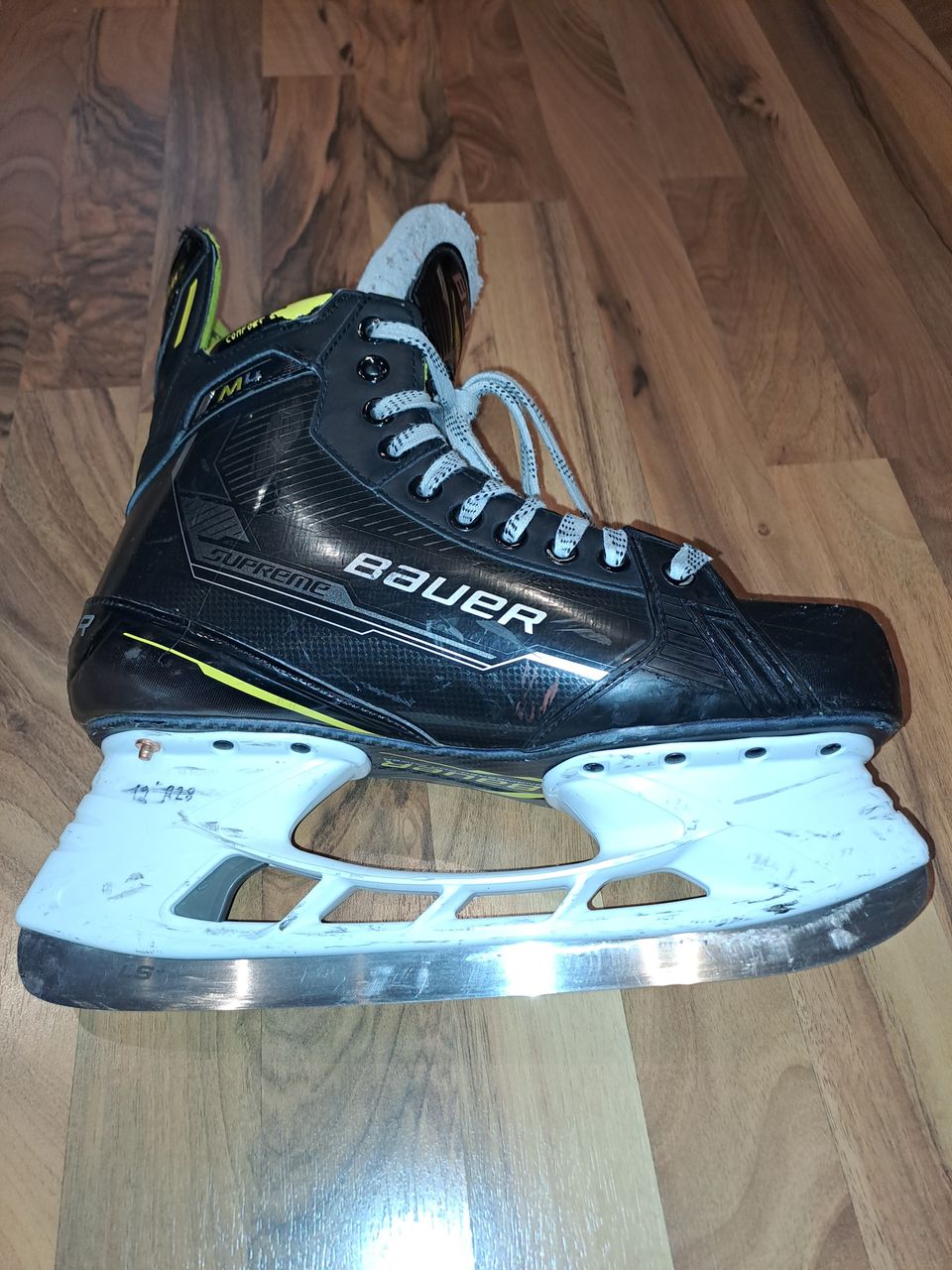 Bauer Supreme M4 Fit 2 koko 9.5 luistimet ja varaterät