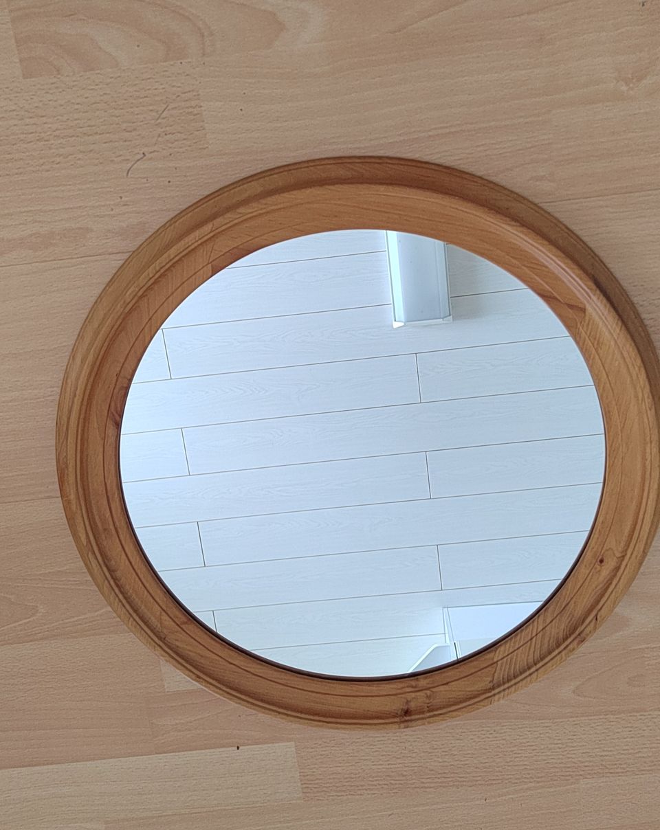 Pyöreä puukehyksinen peili
