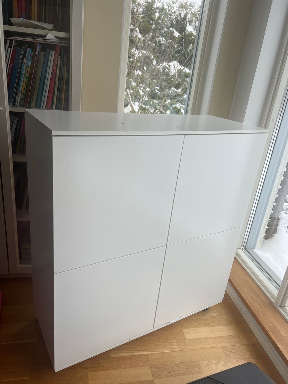 Ikean valkoinen hyllyllinen kaappi (saatavilla 2kpl yhteensä)