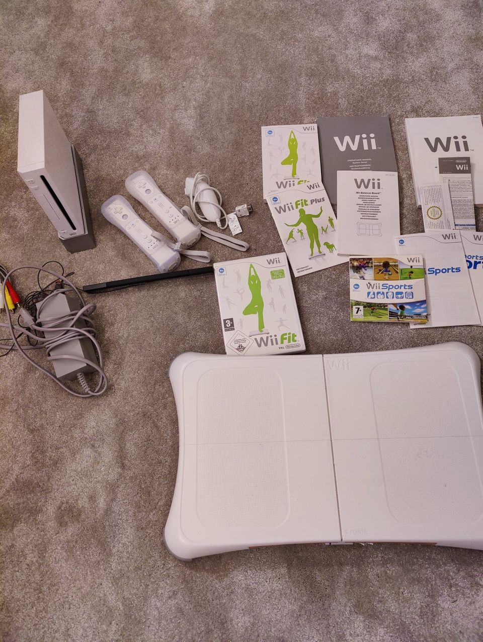 Nintendo Wii konsoli setti, ohjaimet, board ja neljät pelit