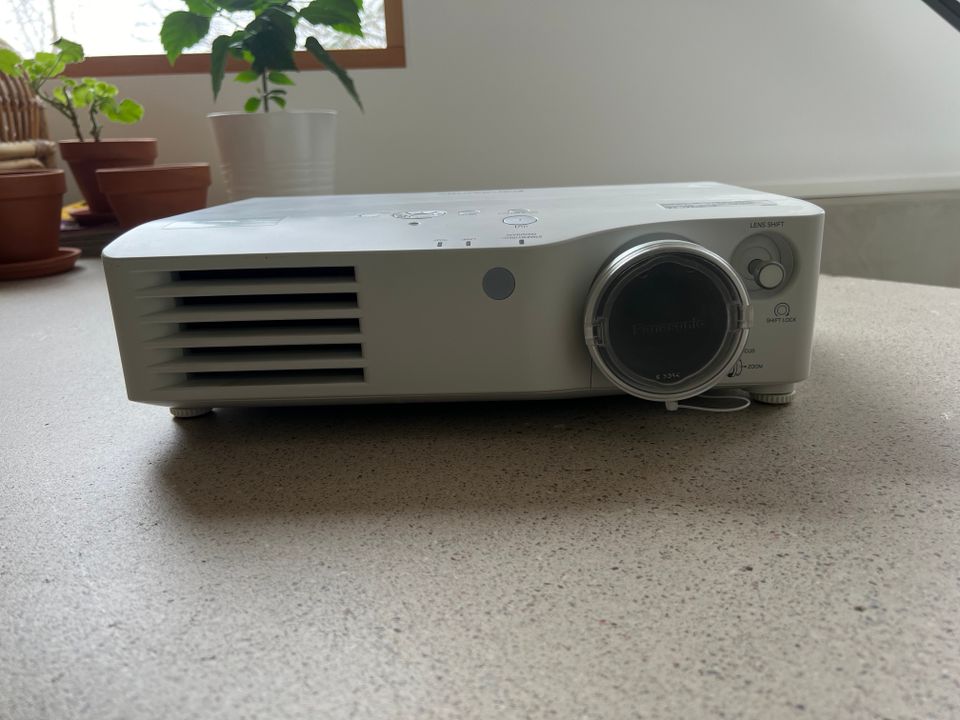 Pansonic PT-AX200E Videotykki