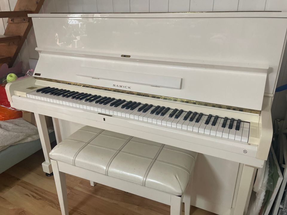 Valkoinen Samick piano