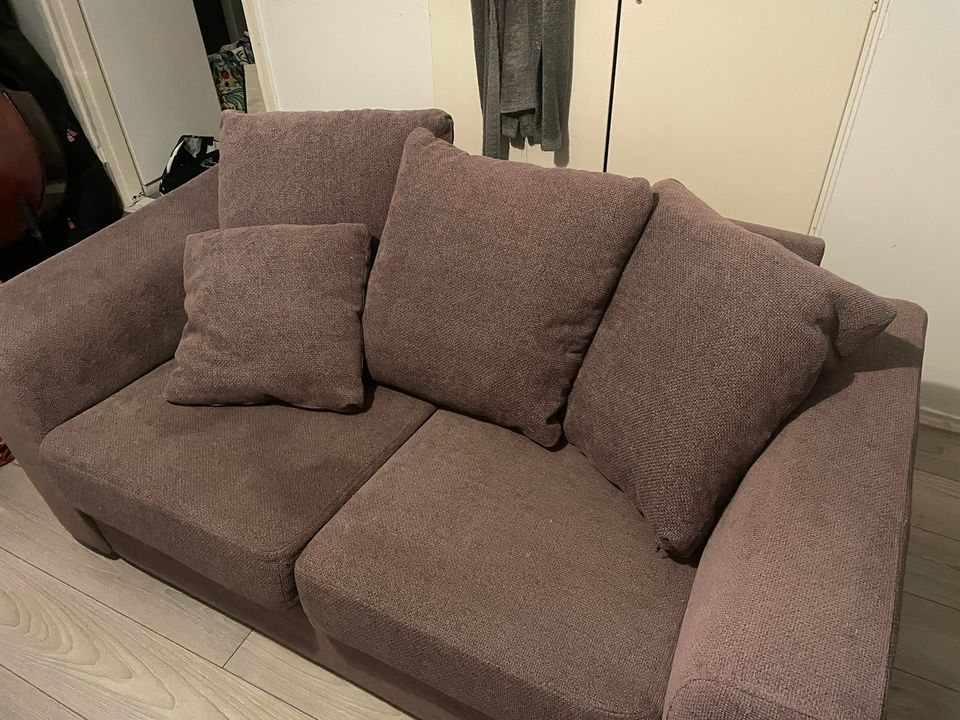2.5 hengen ruskea sohva
