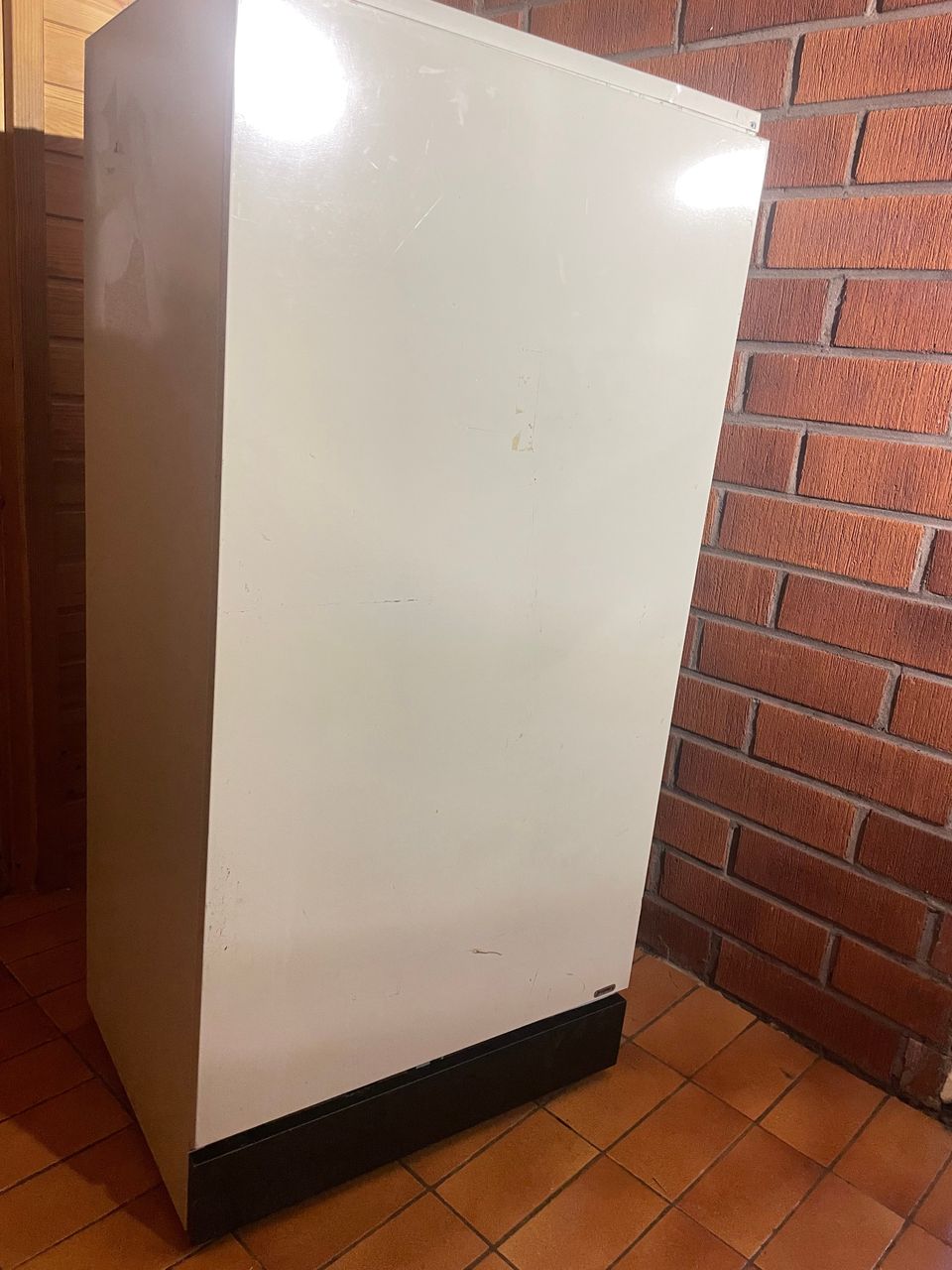 Lämminvesivaraaja 270l 3/2kW