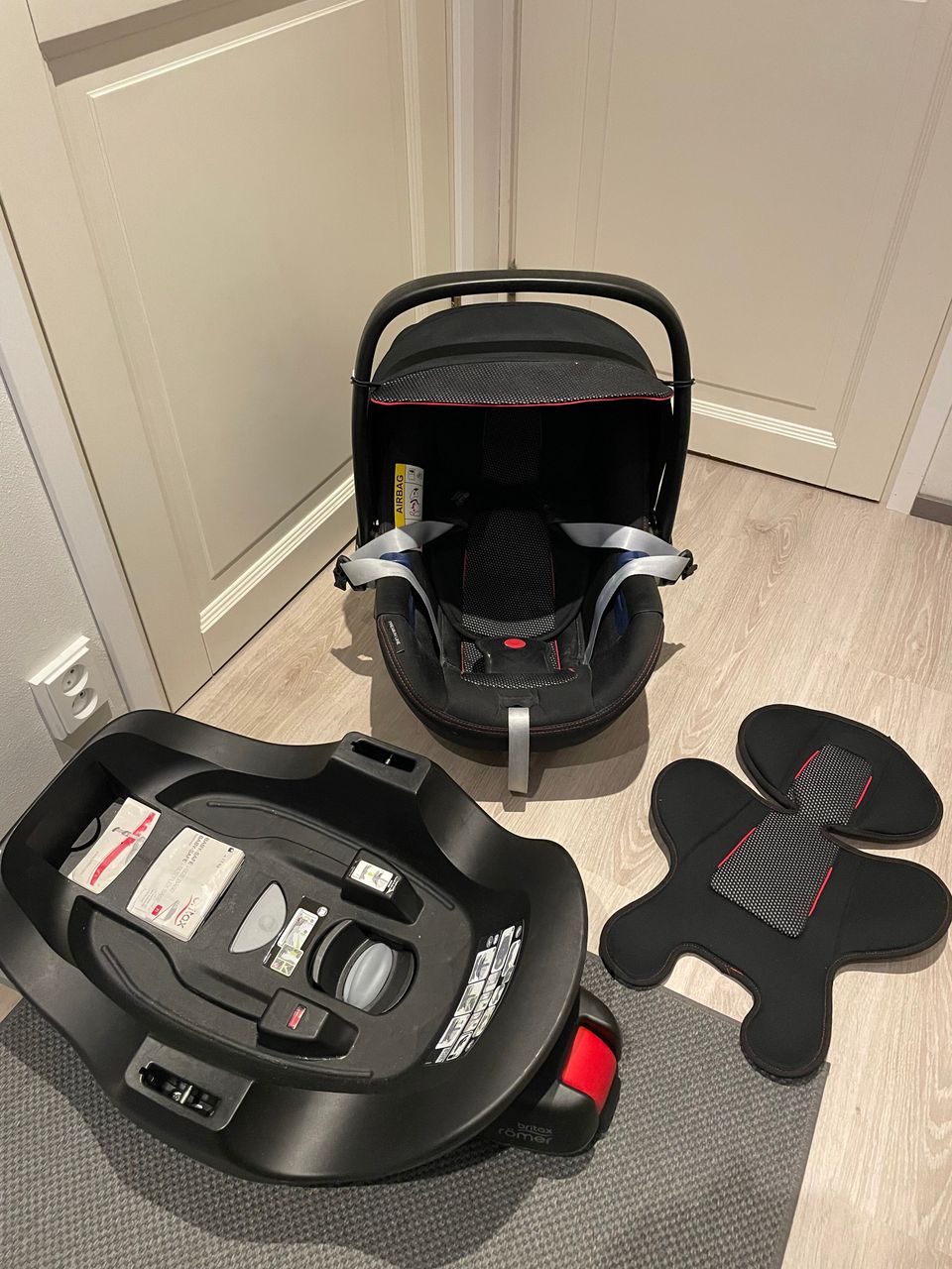 Britax Babysafe 2 i-Size -turvakaukalo telakalla