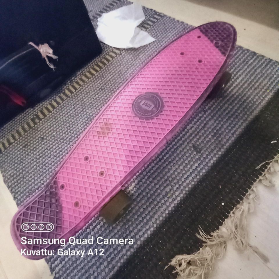 Myydään warp skateboards:in mini complete