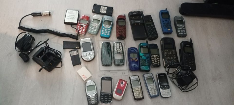 Vanhoja Nokian kännyköitä ja pari Ericssonia + akkuja ja muita oheishuttuja