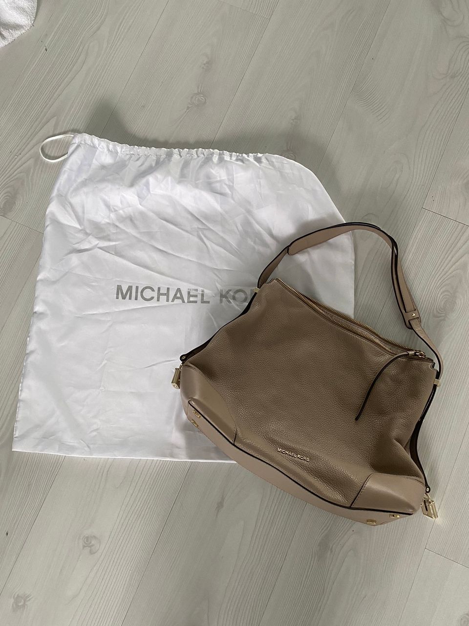 Michael Kors olkalaukku beige