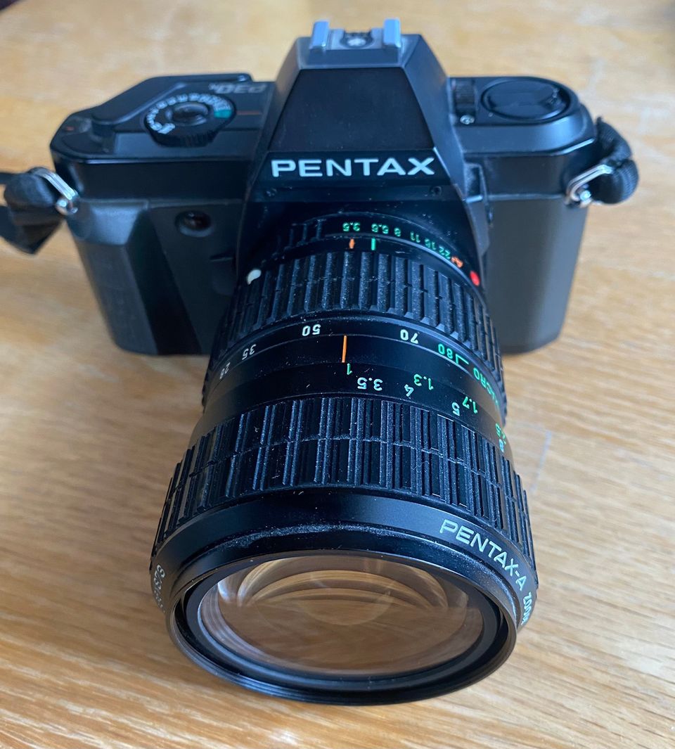 Pentax P30N filmijärjestelmäkamera ja objektiivi