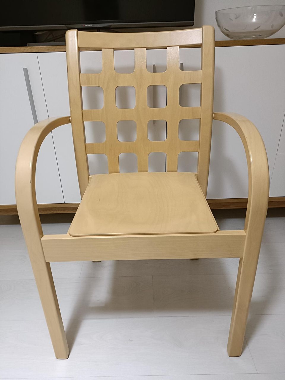 Tyylikäs tuoli / nojatuoli, koivua