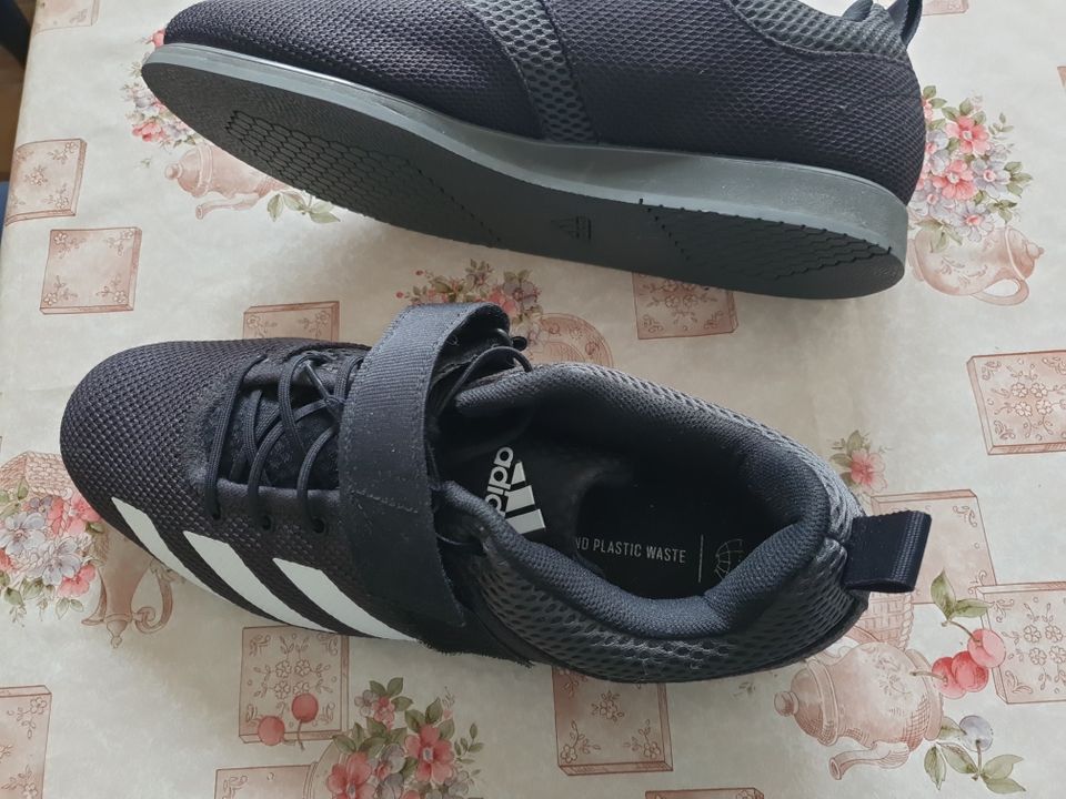 Painon nosto kengät merkki Adidas