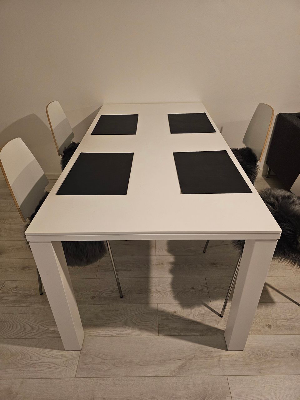 Valkoinen ruokapöytä + 4 tuolia