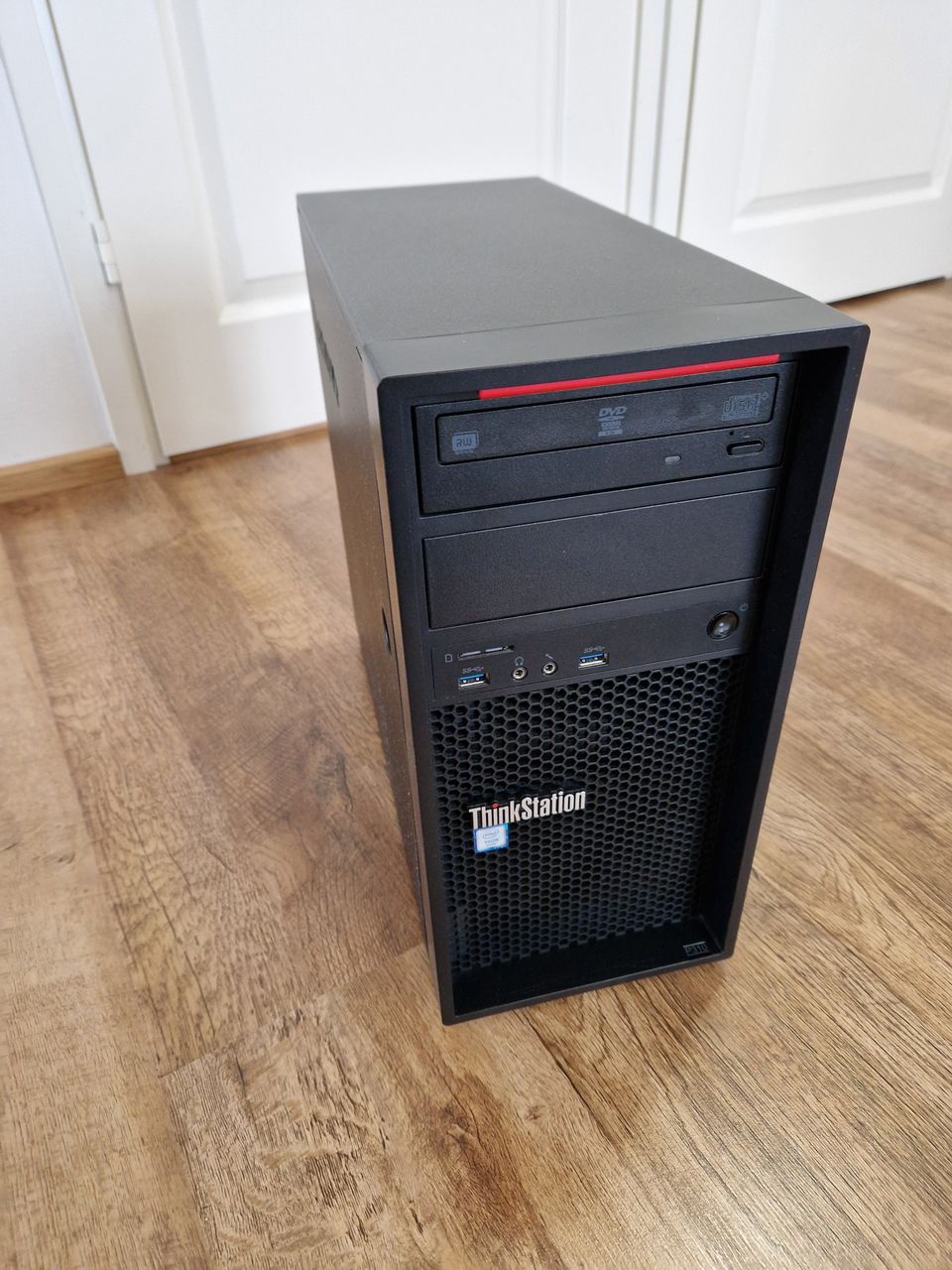 Lenovo ThinkStation P310 pöytäkone (server)