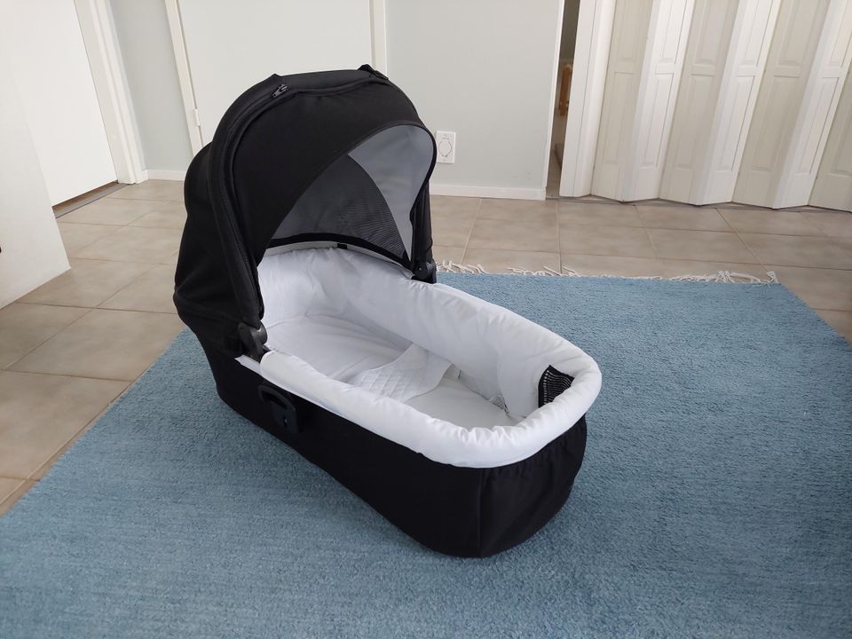 Britax vaunukoppa Cosmos Black & Click&Go -adapterit