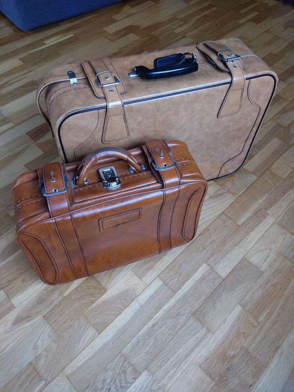 Vanhat nahkaiset matkalaukut