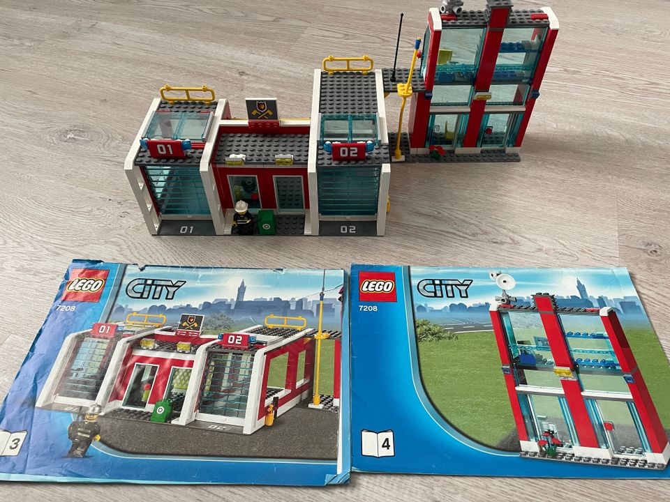 Lego paloasema ja kaksi paloautoa