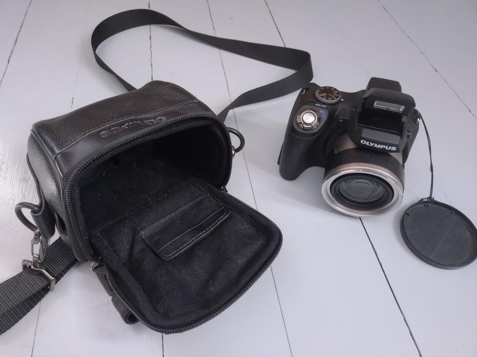 Myydään Olympus SP-590UZ kamera +laukku + muistikortit