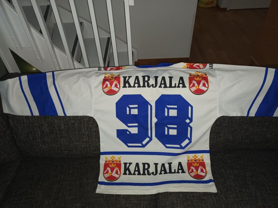 Karjala 98 Suomi fanipaita