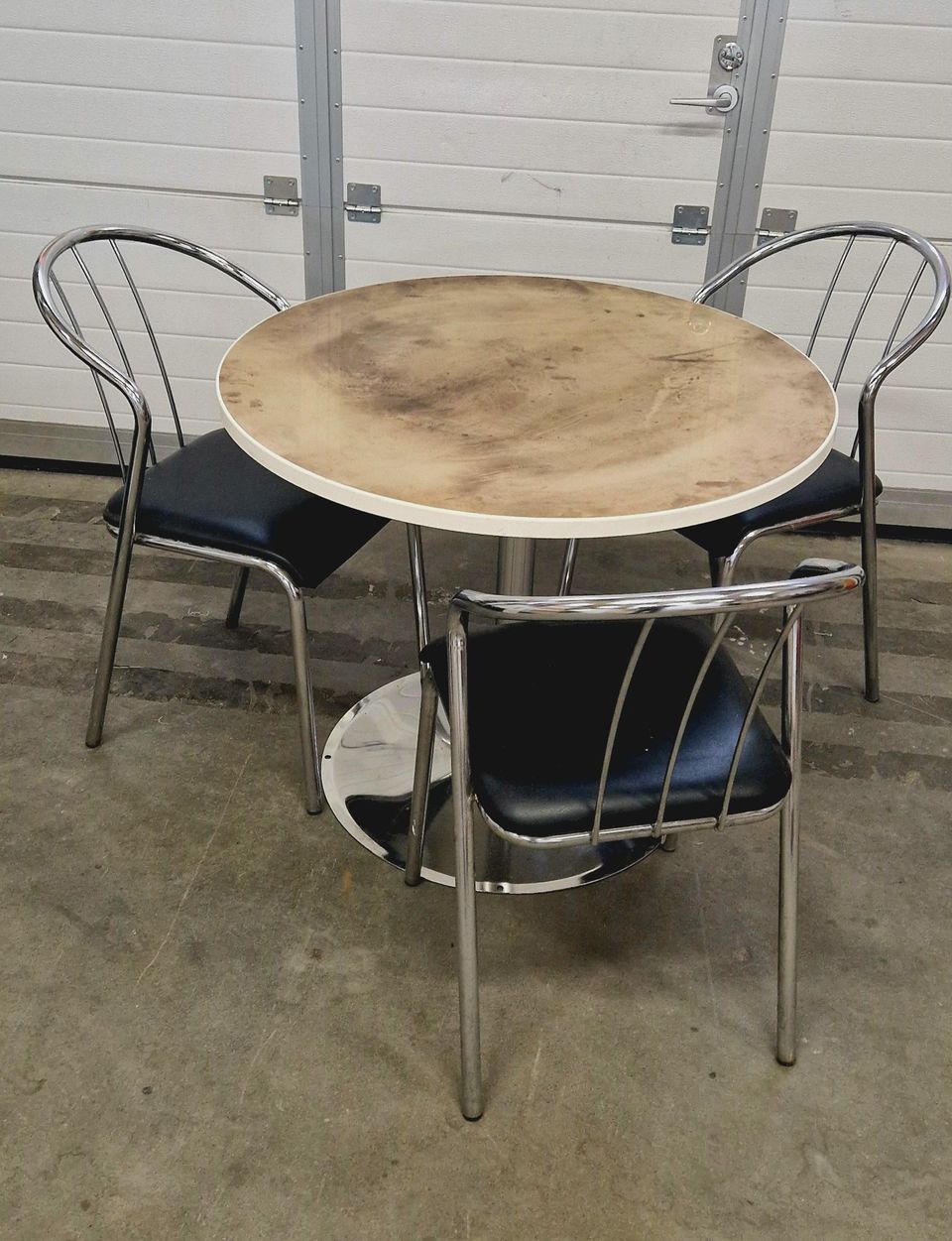 Pyöreä ruokapöytä  messinki/hopeaseos kannella + 3 tuolia