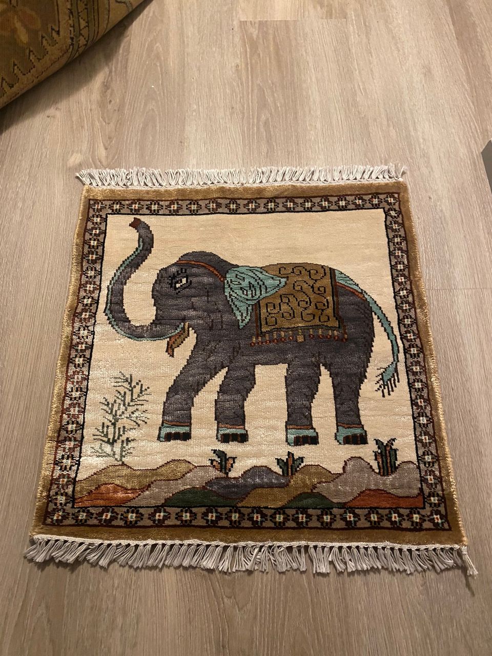 Elefantti artsilk matto 60 X 65 cm.