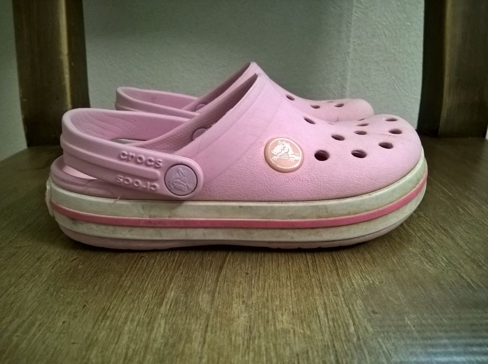 Hyväkuntoiset roosat Crocs kengät (25-26)