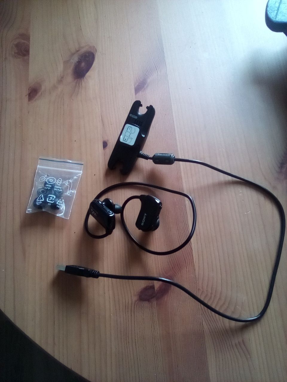 Sony Walkman NWZ-W273S vedenkestävä MP3 soitin / kuulokkeet.