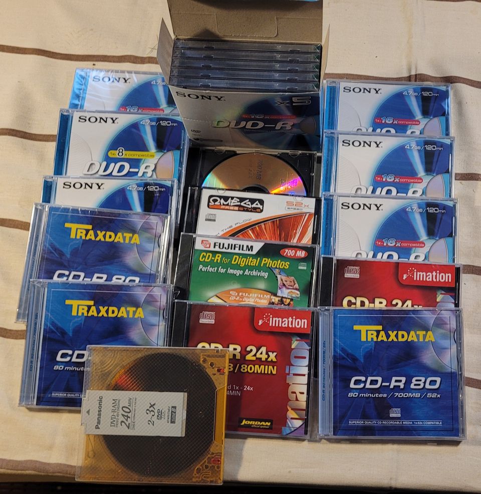 CD-R ja DVD-R levyjä.