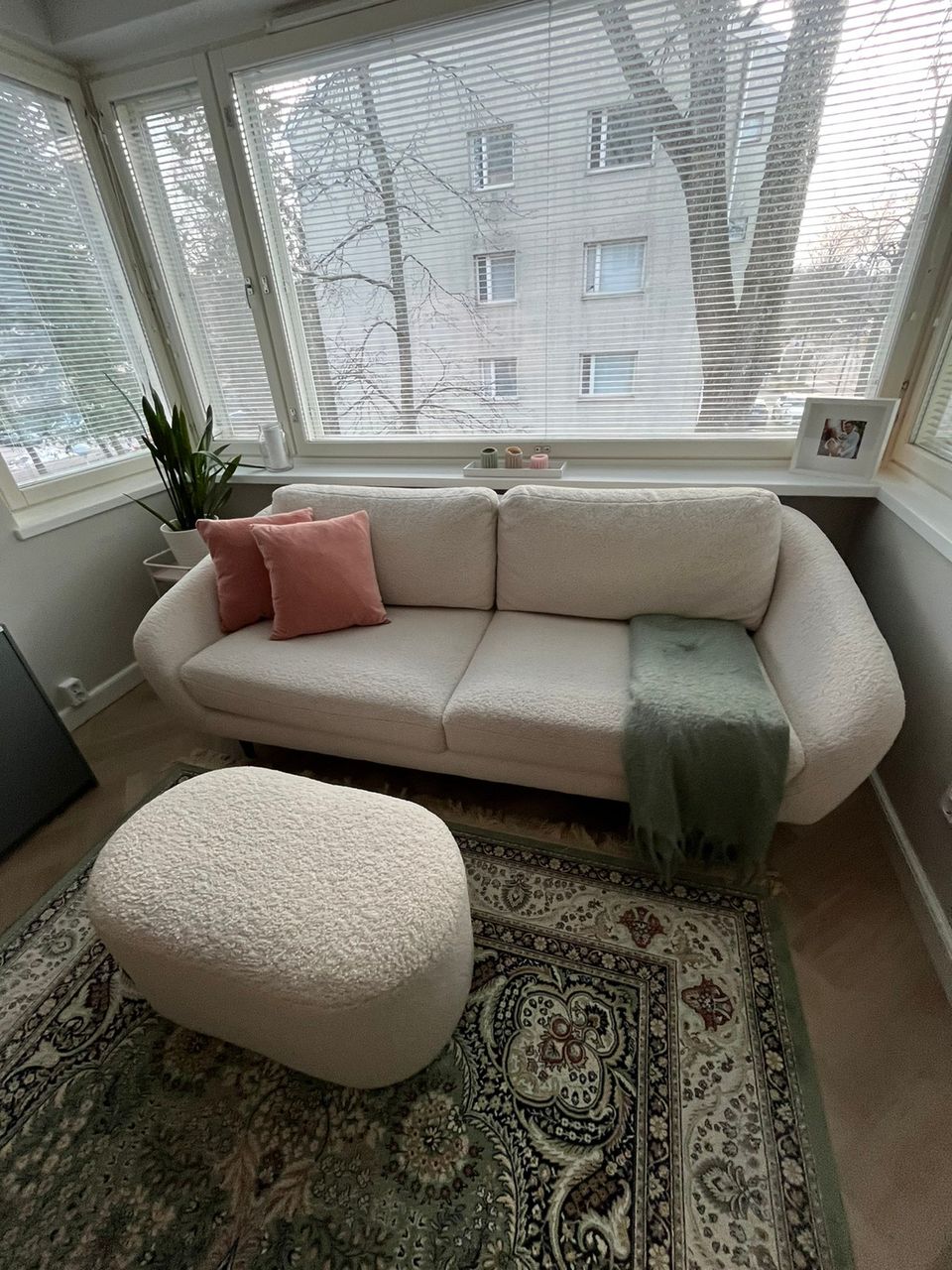 Luonnonvalkoinen teddykankainen sohva