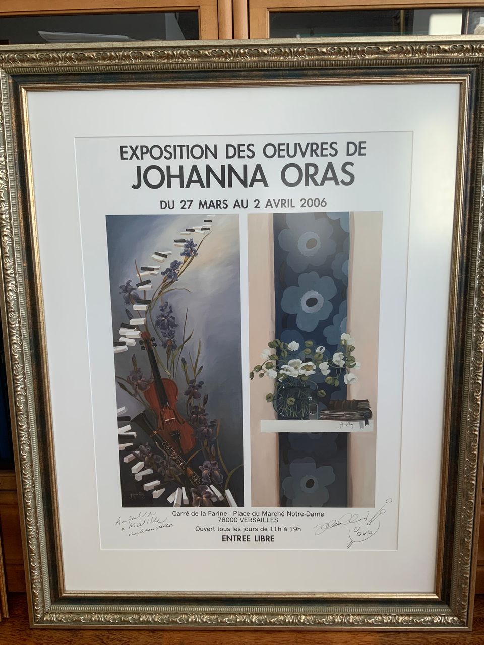 Johanna Oras näyttelyjuliste kehystettynä
