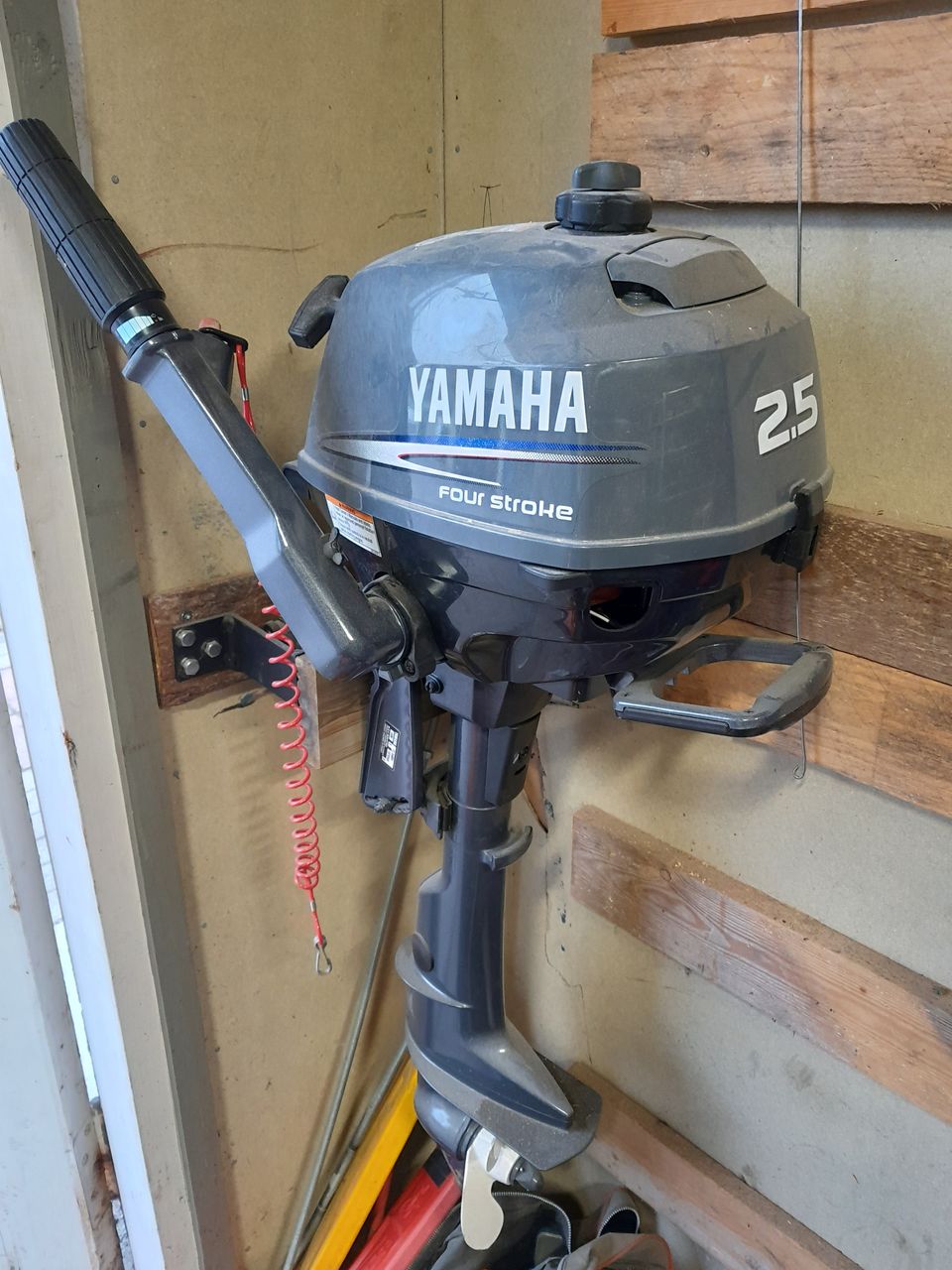 Perämoottori Yamaha 2.5hv nelitahti