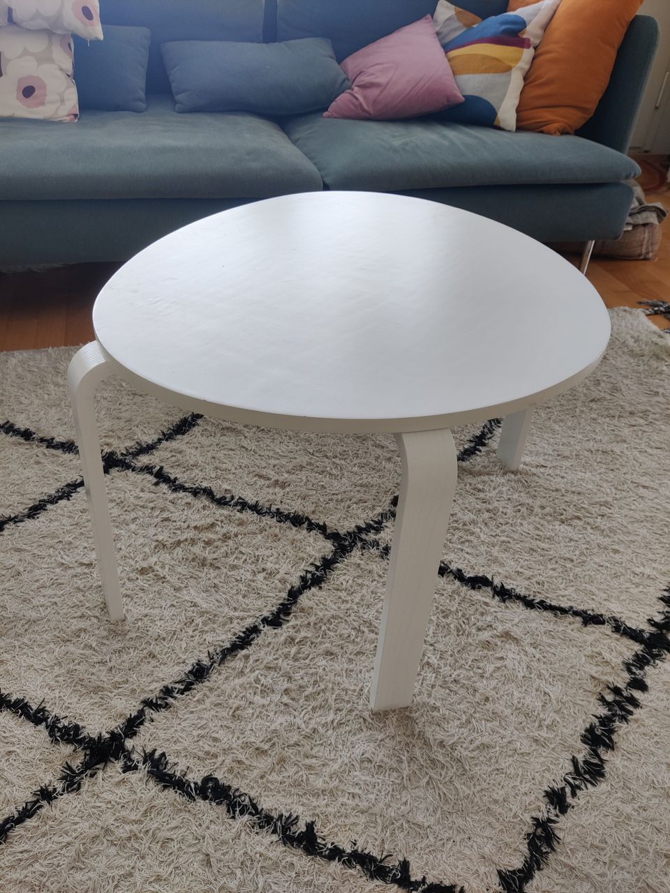 Ikean svalsta sohvapöytä (isompi)