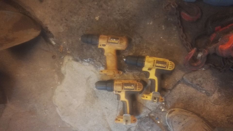 3 kpl dewalt akkukoneita.