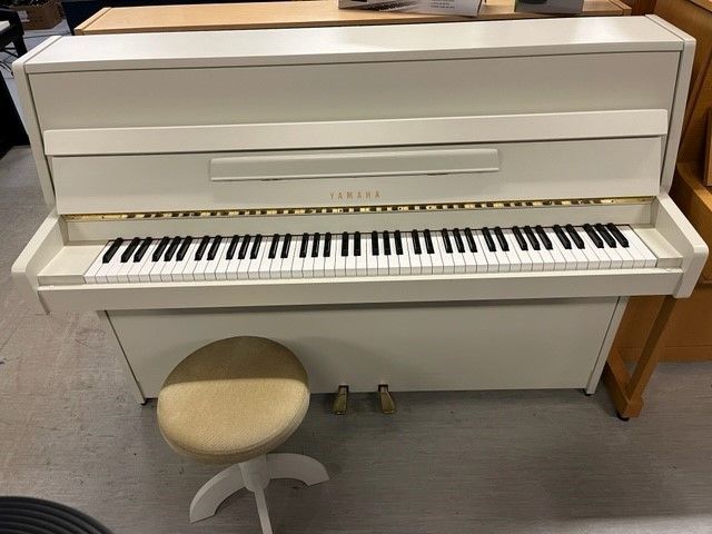 Yamaha E-108 valkoinen piano käytetty