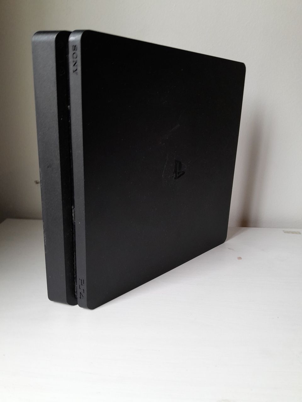 PS4 SLIM (vähän käytetty)