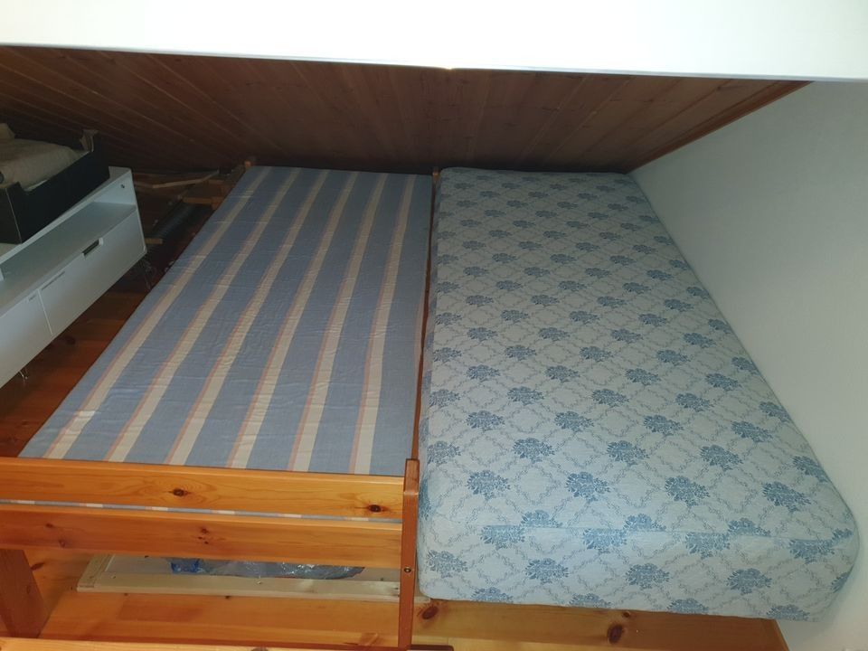 2 sänkyä 200x85cm. 15€/kpl