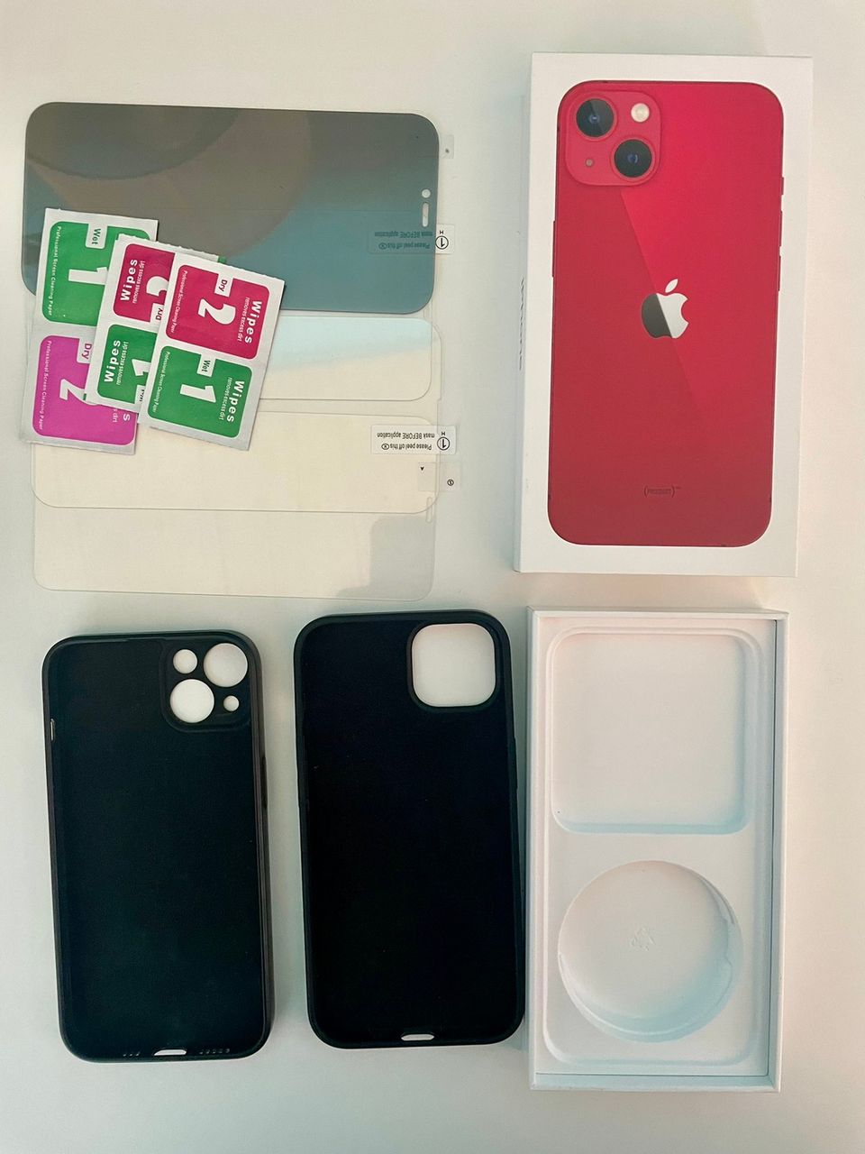 iPhone 13 punainen laatikko, 2 koteloa ja 4 karkaistua lasia