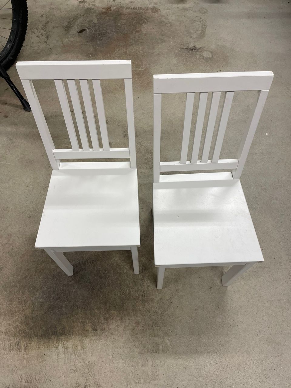 Kaksi lasten pientä tuolia