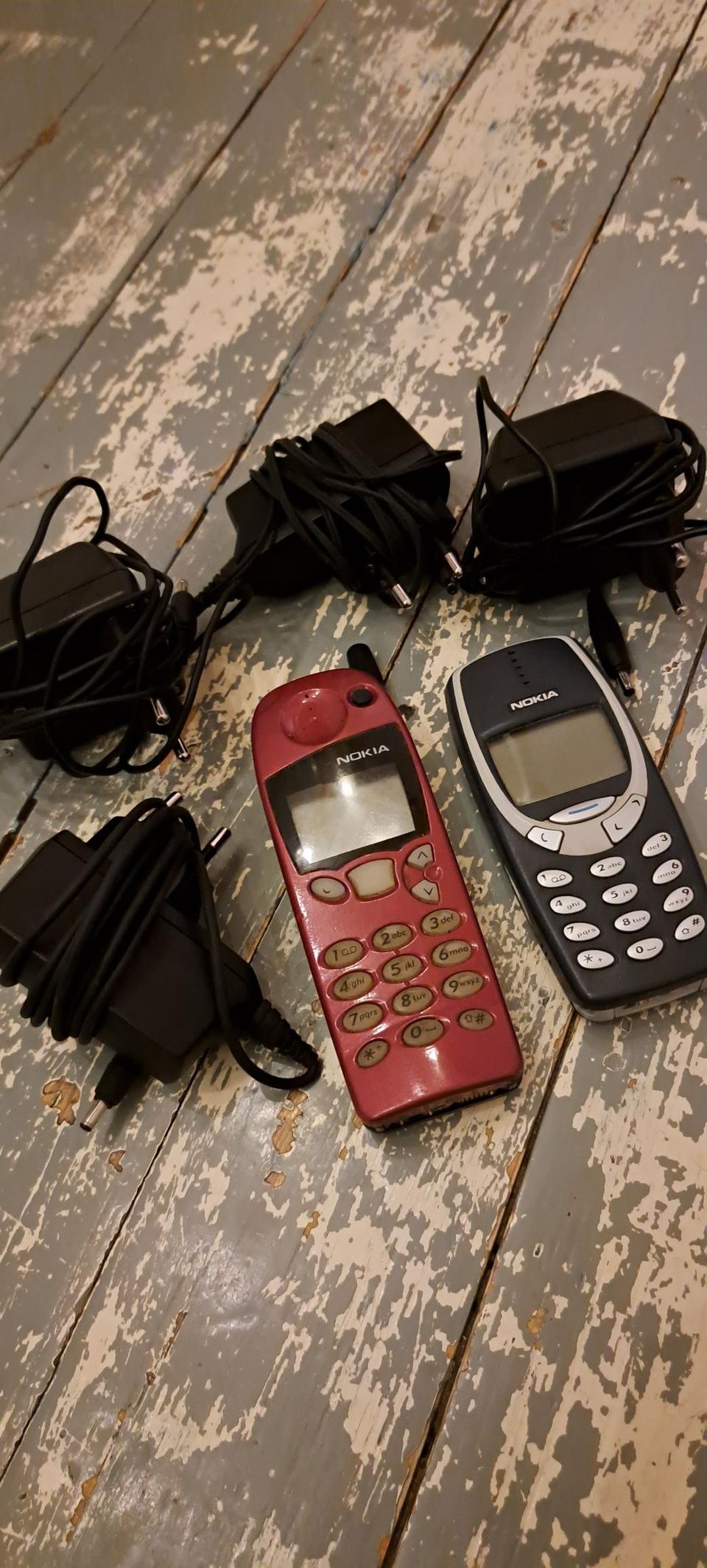 2 vanhaa Nokian kännykkää