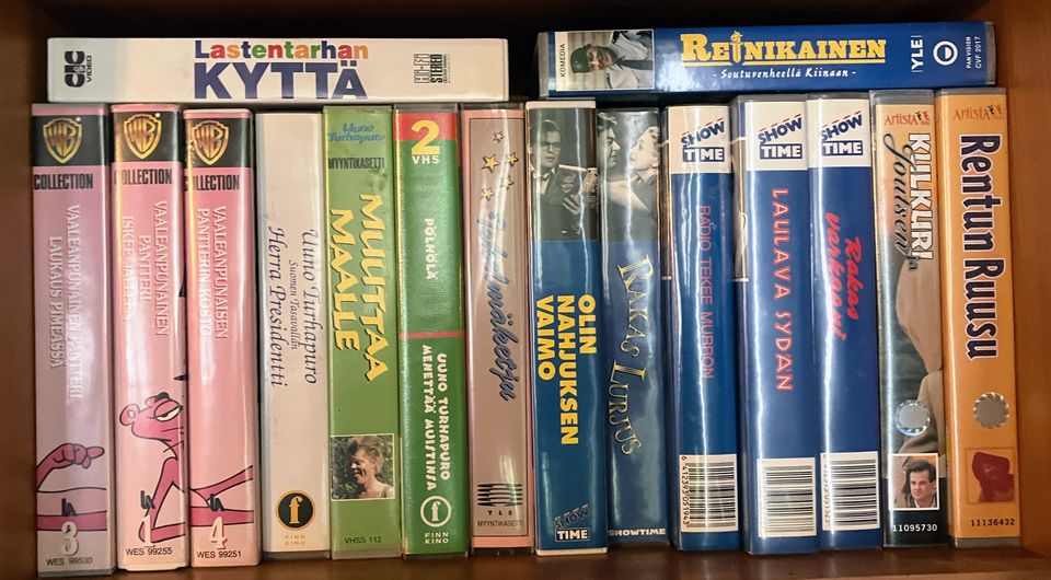 17x Elokuvia: Vauhdikasta komediaa + kotimaisia klassikoita / VHS
