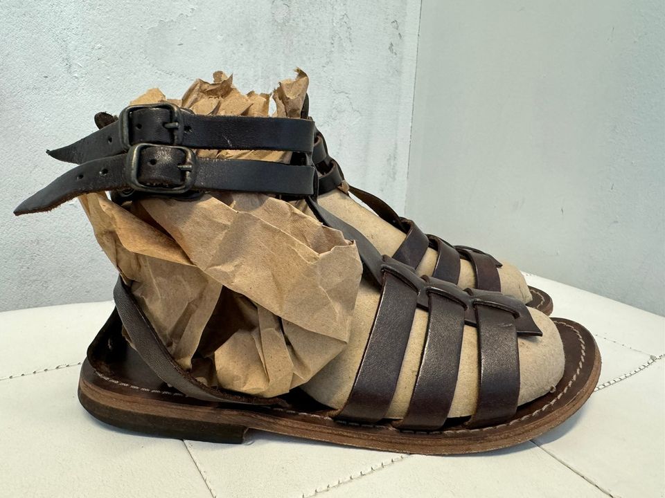Roomaliset sandaalit