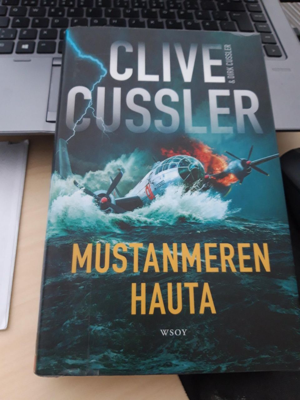 Clive Cussler: Mustanmeren hauta kirja
