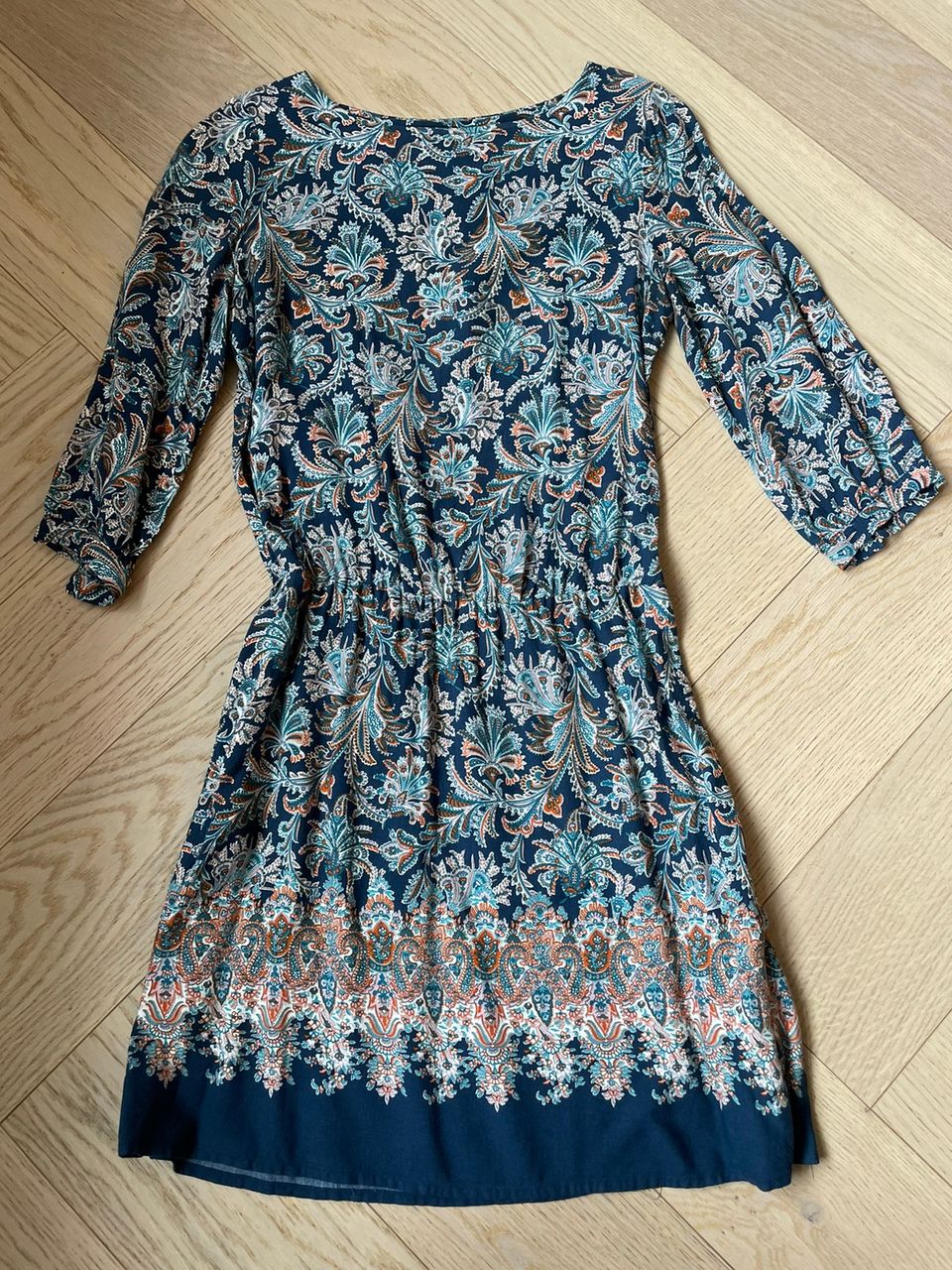 Orsay kaunis vähän käytetty mekko
