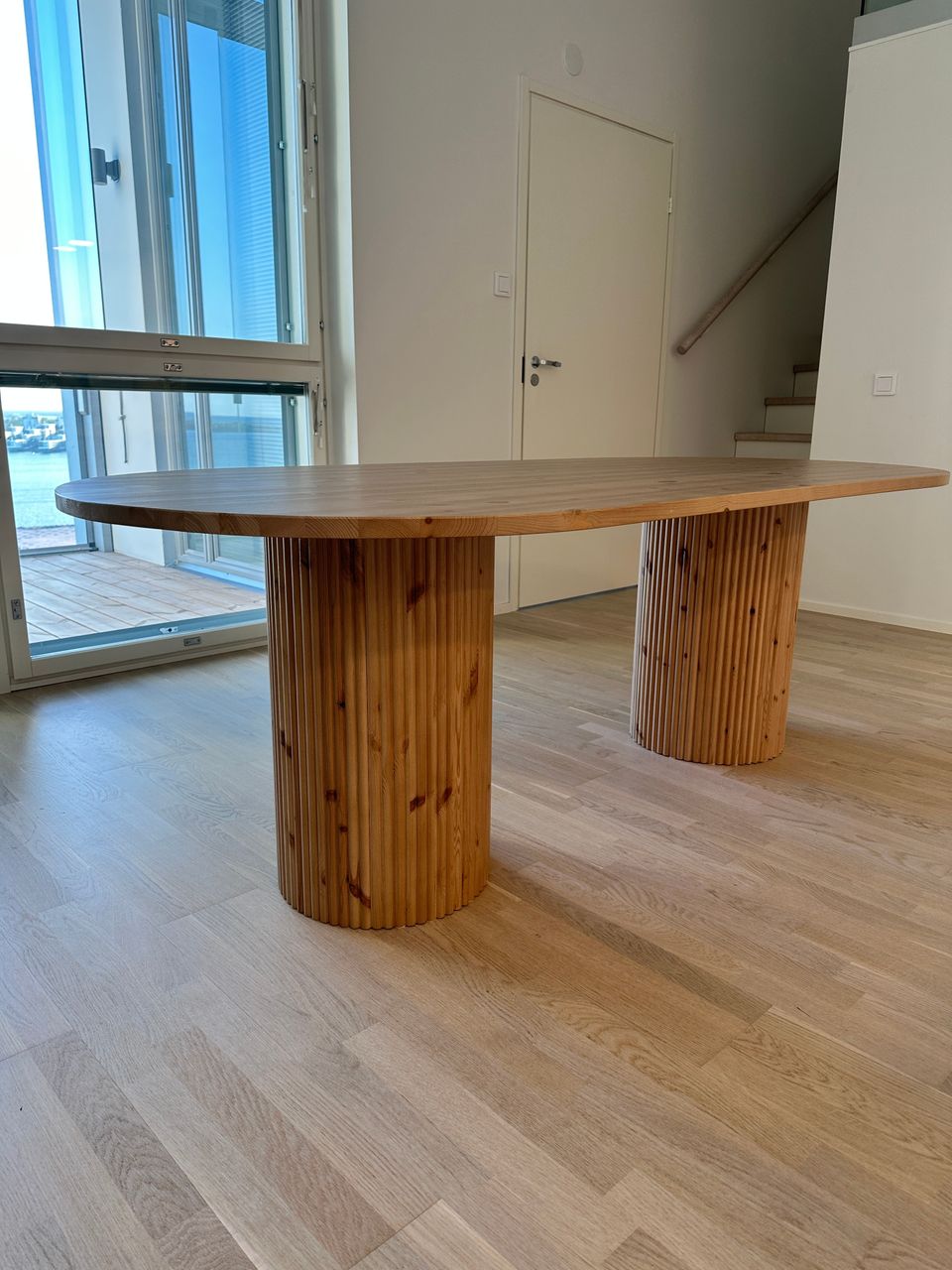 Ruokapöytä / Oval Dining Table