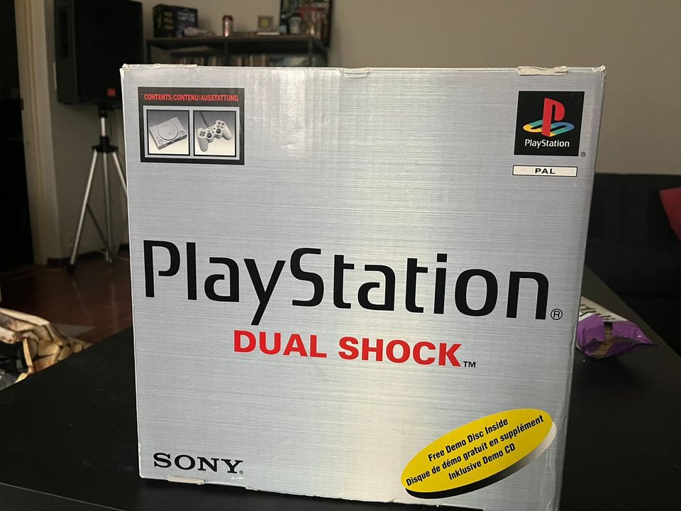Alkuperäinen PlayStation 1-konsoli alkuperäisessä laatikossa