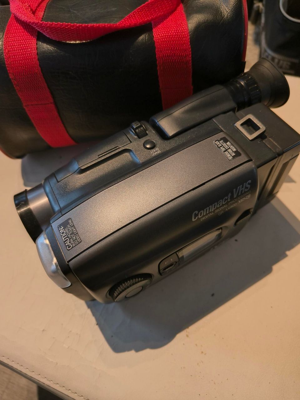 JVC GR-AX800EG videokamera, laturi ja laukku