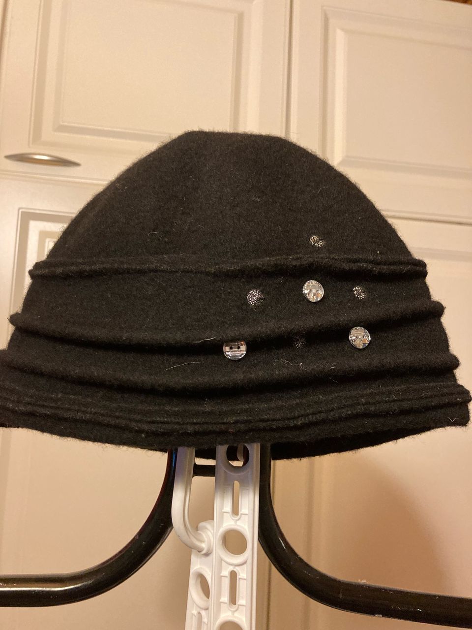 Musta hattu villaa 55-56