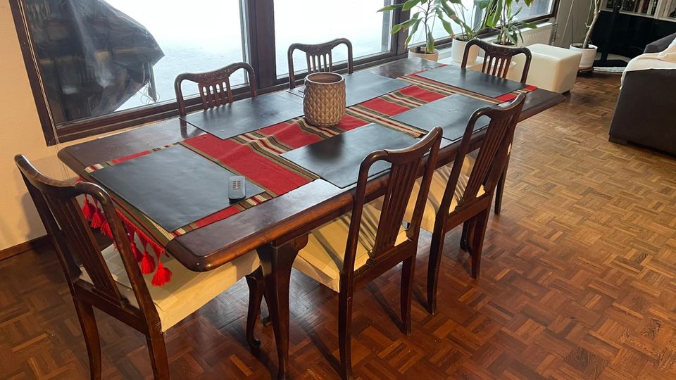 Antiikkinen ruokapöytä ja 8 tuolia